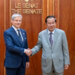 សម្តេចអគ្គមហាសេនាបតីតេជោ ហ៊ុន សែន ប្រមុខរដ្ឋស្តីទីនៃព្រះរាជាណាចក្រកម្ពុជា អនុញ្ញាតឱ្យឯកឧត្តម Dacian Julien Cioloş ទីប្រឹក្សាពិសេសរបស់ប្រធានាធិបតីនៃប្រទេសរ៉ូម៉ានី ចូលជួបសម្តែងការគួរសម នៅវិមានសាមគ្គីភាពនៃព្រឹទ្ធសភាជាតិ រាជធានីភ្នំពេញ។